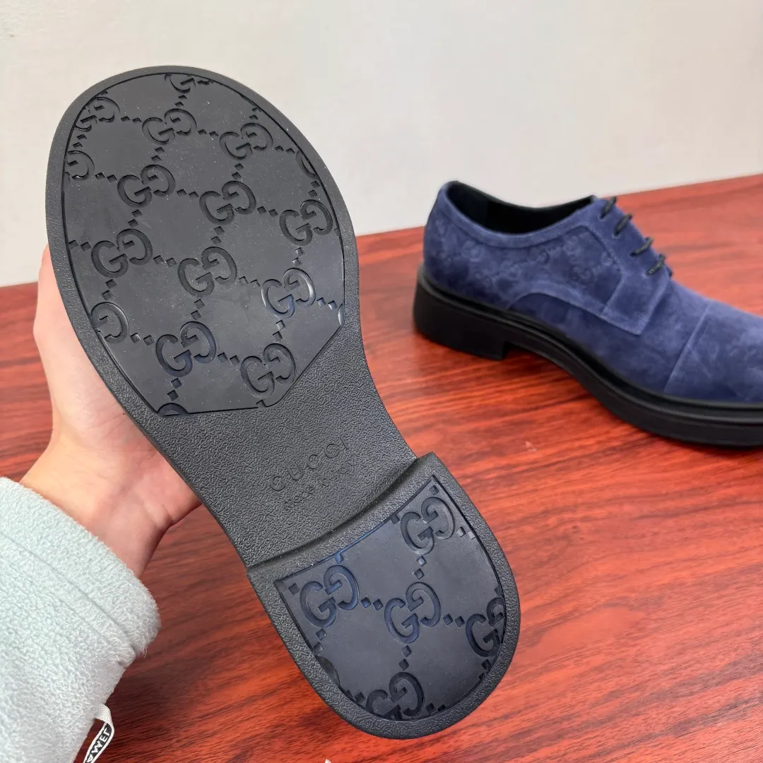 Batch 780 Gucci/Gucci new men's lace-up shoes with GG details, suede leather derby shoes! Rooted in the brand's heritage, these men's lace-up shoes are crafted from suede calfskin and embellished with GG-print embossed suede details in homage to Gucci's iconic monogram. The rubber sole decorated with GG pattern adds a touch of modern fashion to this design. Typical three-joint style design. European and American classic version, full calfskin lining. The overall upper texture is soft and the lining is comfortable and breathable. 2CM thickened soft rubber sole, easy to control. Versatile and stylish upper foot, multiple colors available to meet different matching needs, complete package! Size: 39-40-41-42-43-44 leather shoe size (can be customized to 38.45) Item number: 7826Z suede blue
